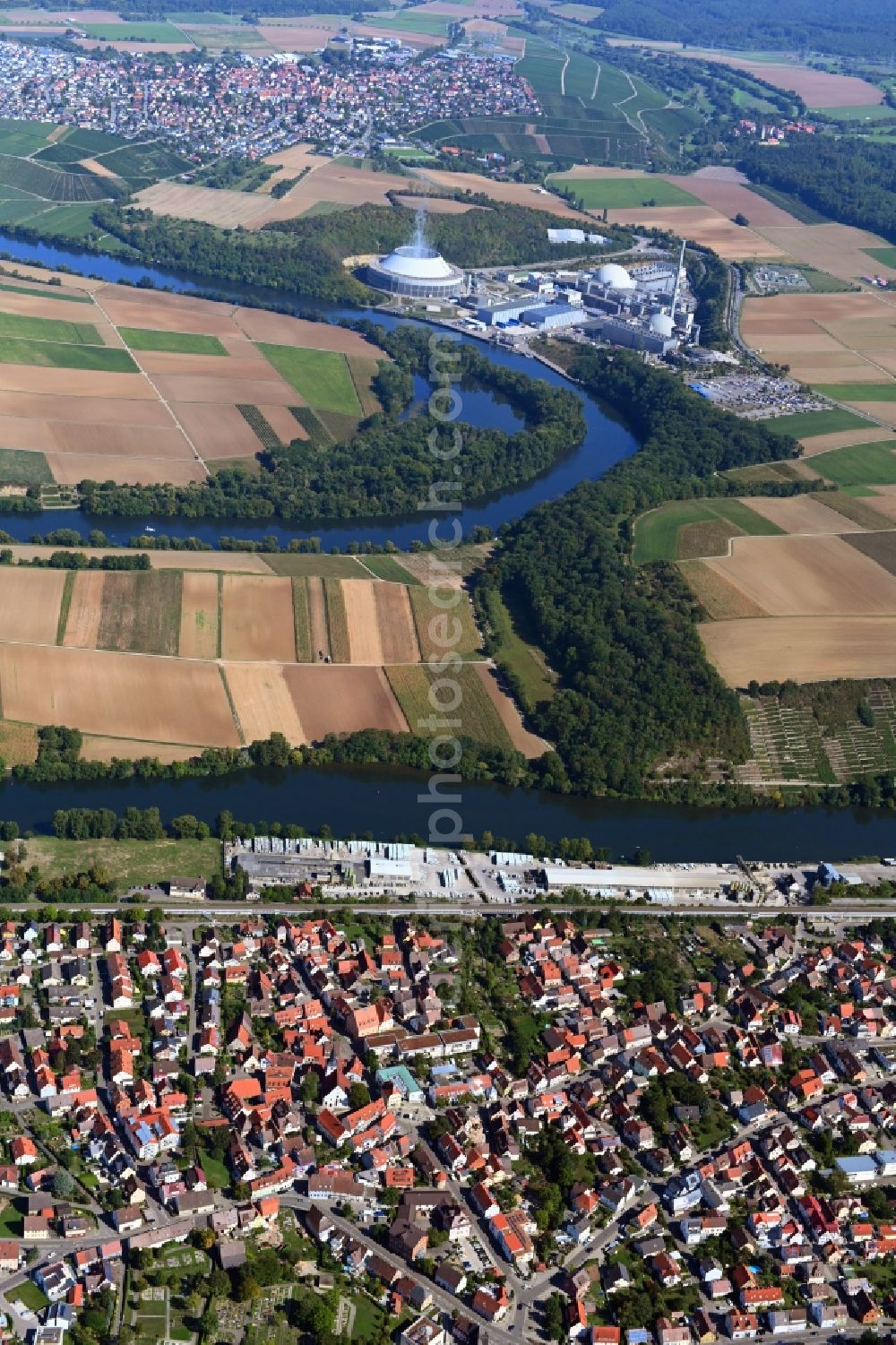 Kirchheim am Neckar from the bird's eye view: Curved loop of the riparian zones on the course of the river Neckar - in Kirchheim am Neckar in the state Baden-Wuerttemberg, Germany