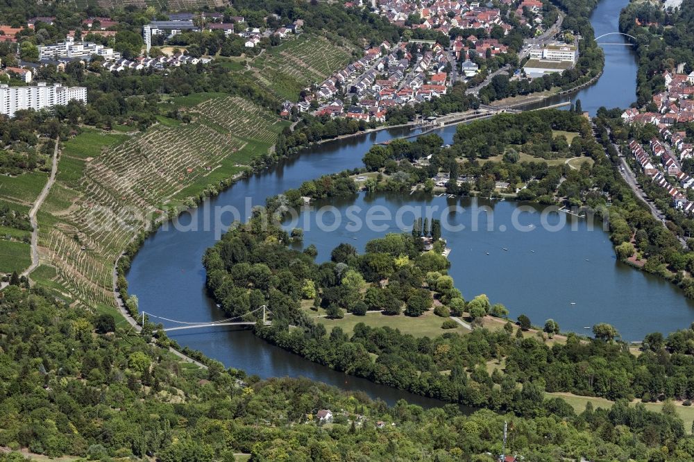 Aerial photograph Stuttgart - Curved loop of the riparian zones on the course of the river Neckar in Muehlhausen und Max Eyth See in Stuttgart in Muehlhausen und Max Eyth See in the state Baden-Wuerttemberg, Germany