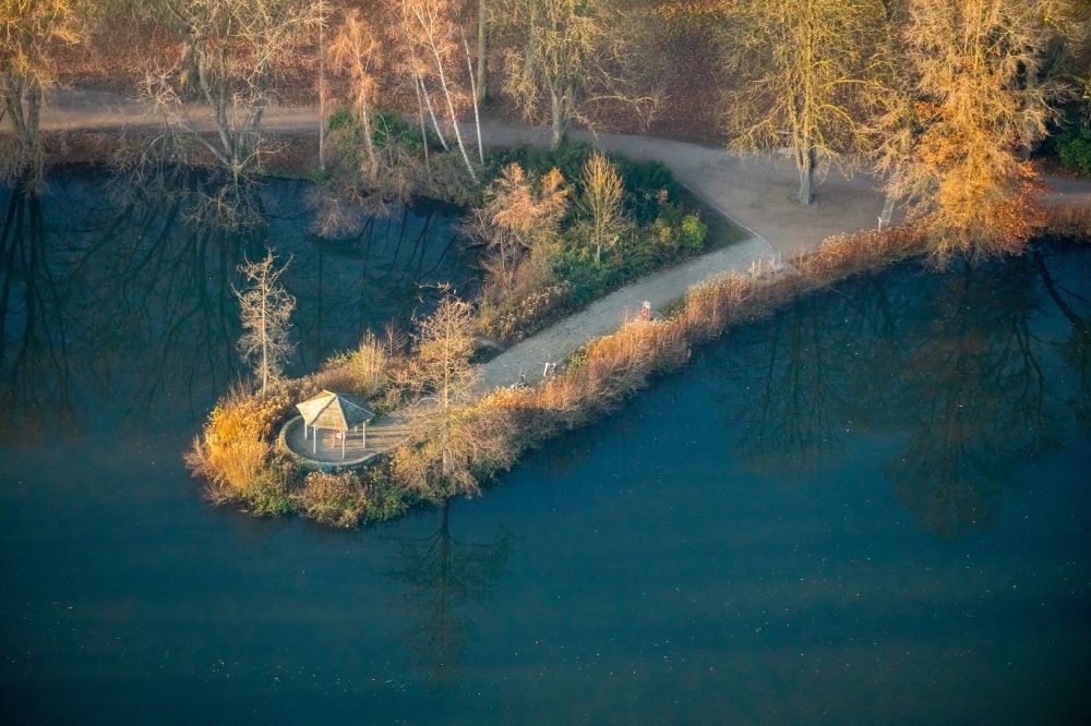 Aerial photograph Gladbeck - Shore areas of the North Park pond in Gladbeck in North Rhine-Westphalia