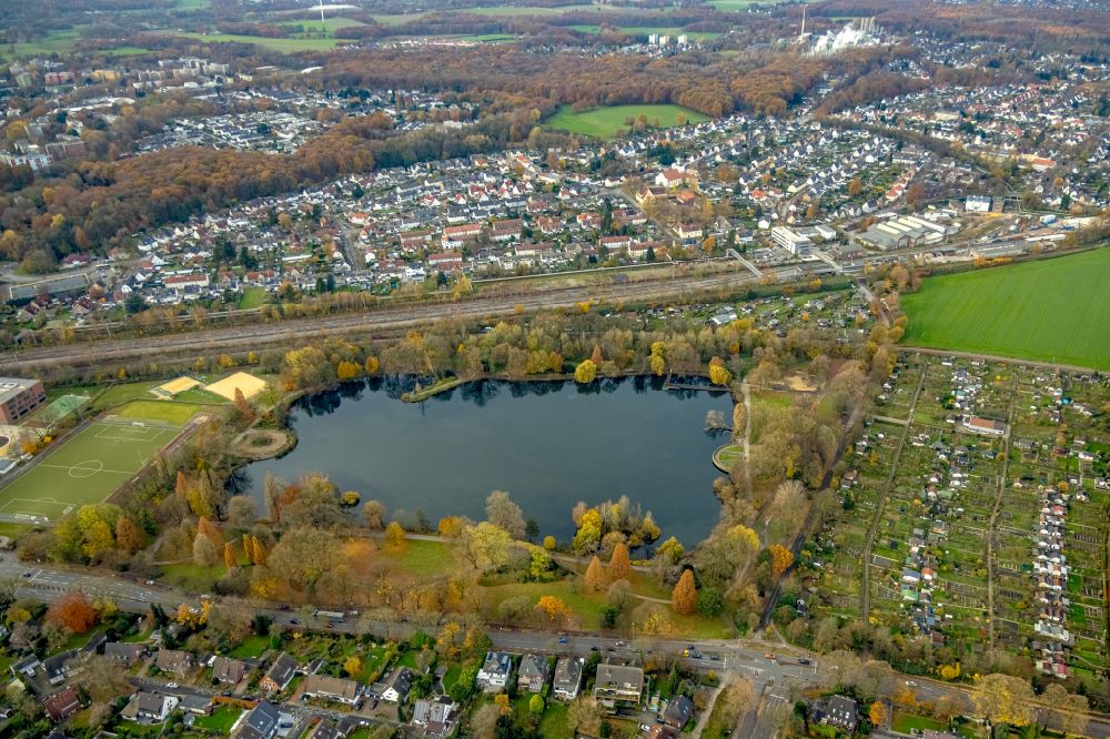 Aerial photograph Gladbeck - at the shore areas of the North Park pond in Gladbeck in North Rhine-Westphalia