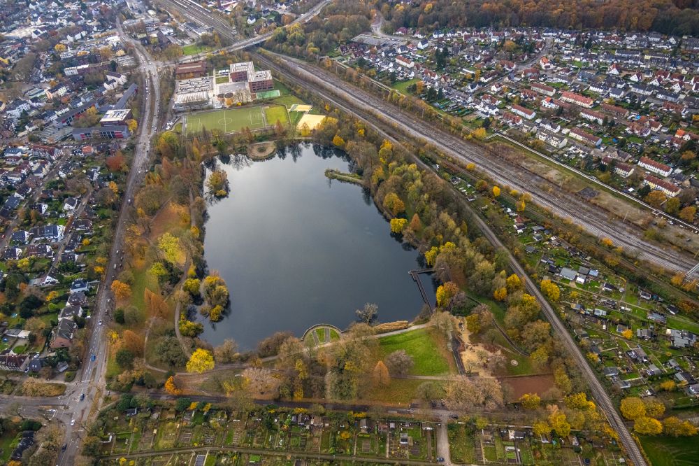 Aerial photograph Gladbeck - at the shore areas of the North Park pond in Gladbeck in North Rhine-Westphalia