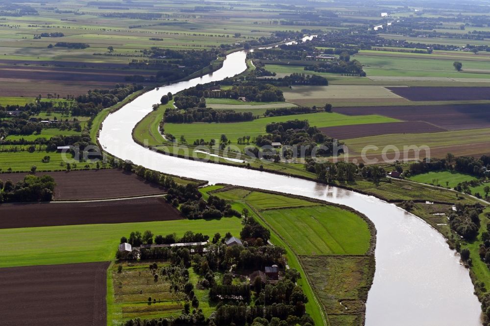 Aerial photograph Geversdorf - Curved loop of the riparian zones on the course of the river of Oste in Geversdorf in the state Lower Saxony, Germany