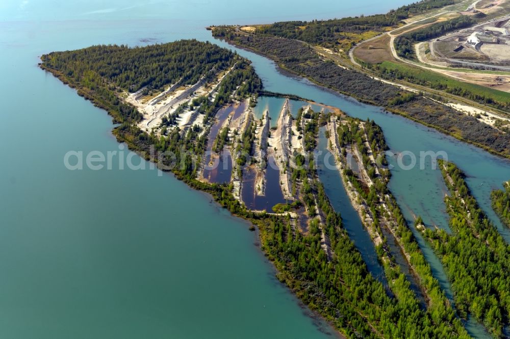 Aerial photograph Großpösna - Shore areas of flooded former lignite opencast mine and renaturation lake Stoermthaler See in Grosspoesna in the state Saxony, Germany