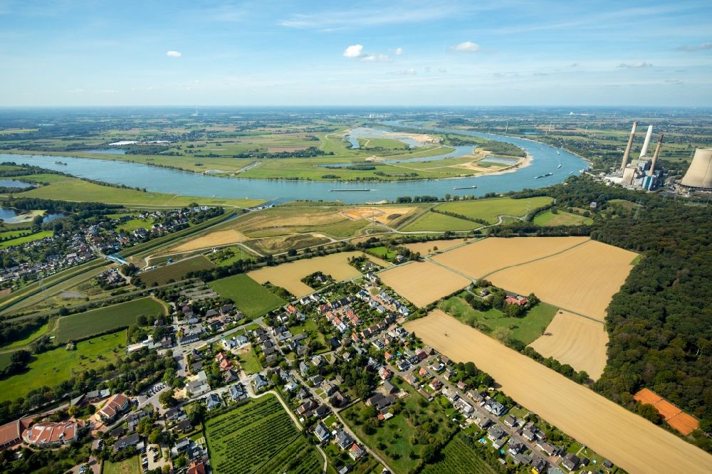 Aerial image Dinslaken - Curved loop of the riparian zones on the course of the river Rhine in Dinslaken in the state North Rhine-Westphalia, Germany