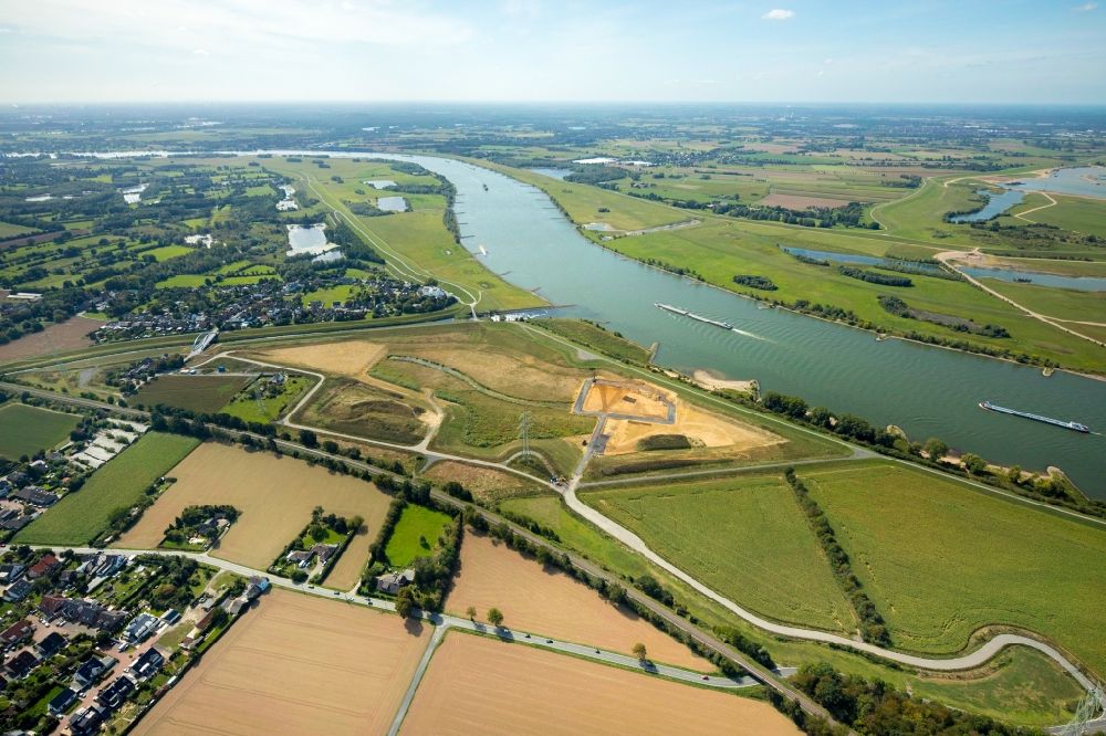 Dinslaken from the bird's eye view: Curved loop of the riparian zones on the course of the river Rhine in Dinslaken in the state North Rhine-Westphalia, Germany