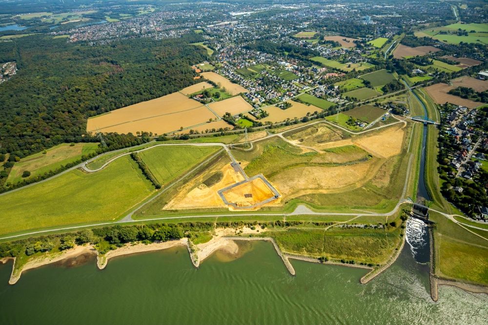 Dinslaken from the bird's eye view: Curved loop of the riparian zones on the course of the river Rhine in Dinslaken in the state North Rhine-Westphalia, Germany