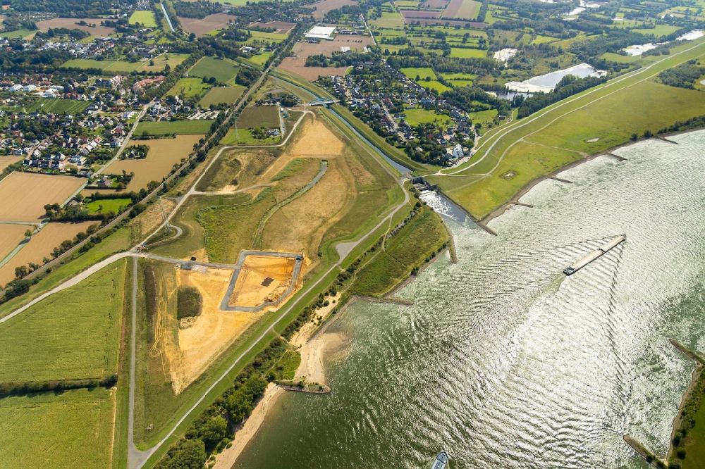 Aerial photograph Dinslaken - Curved loop of the riparian zones on the course of the river Rhine in Dinslaken in the state North Rhine-Westphalia, Germany