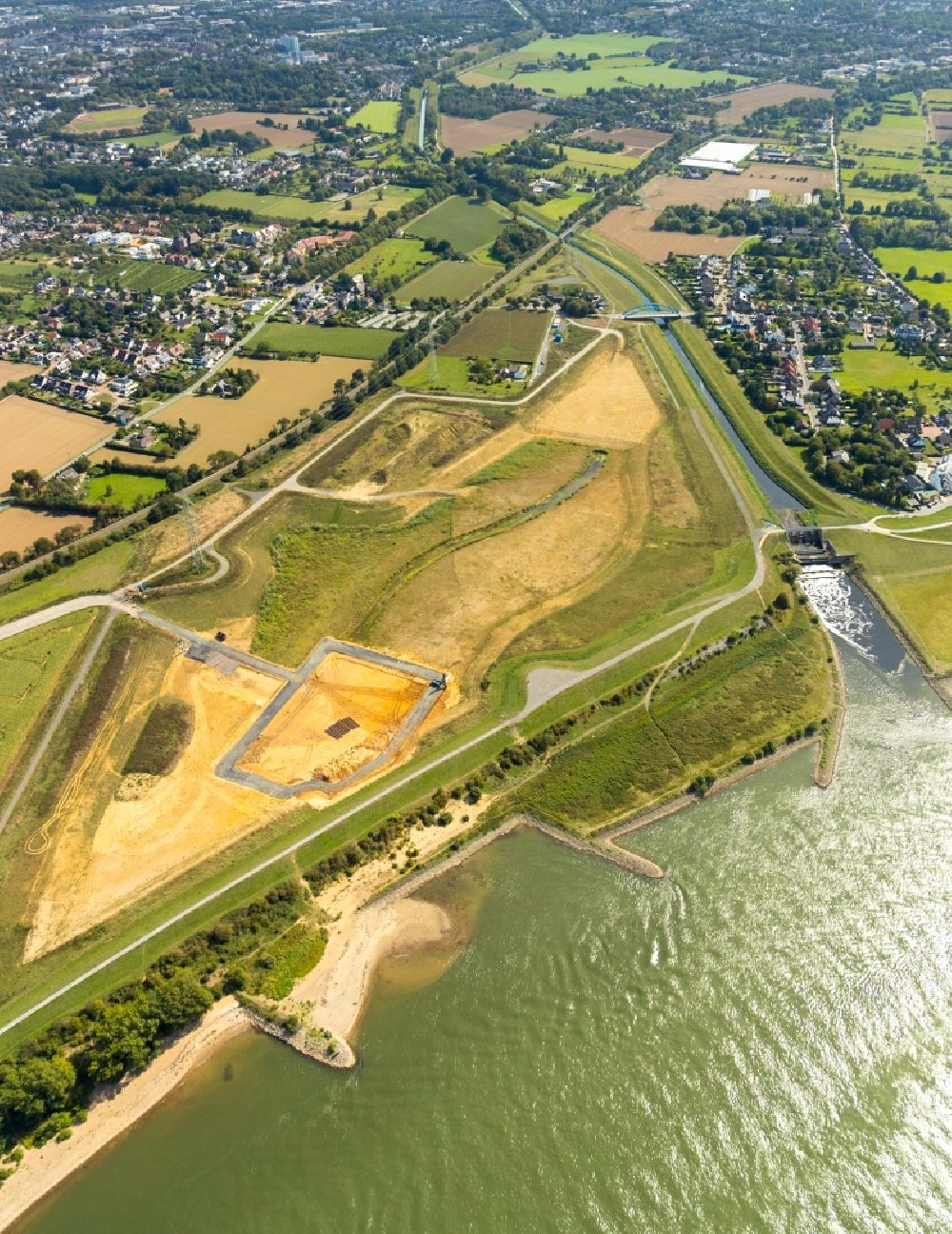 Dinslaken from above - Curved loop of the riparian zones on the course of the river Rhine in Dinslaken in the state North Rhine-Westphalia, Germany