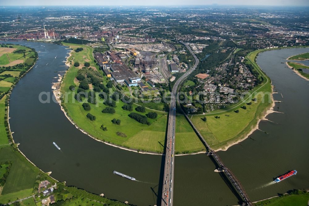 Duisburg from above - Curved loop of the riparian zones on the course of the river Rhine in the district Beeckerwerth in Duisburg at Ruhrgebiet in the state North Rhine-Westphalia, Germany