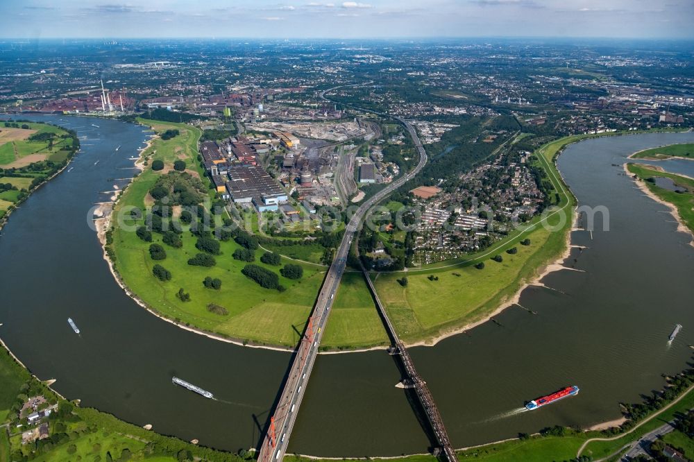 Duisburg from the bird's eye view: Curved loop of the riparian zones on the course of the river Rhine in the district Beeckerwerth in Duisburg at Ruhrgebiet in the state North Rhine-Westphalia, Germany