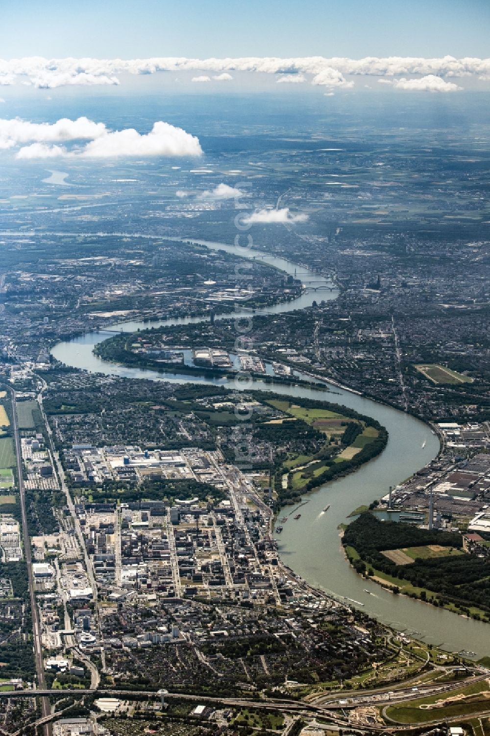 Köln from the bird's eye view: Curved loop of the riparian zones on the course of the river Rhine in Cologne in the state North Rhine-Westphalia, Germany