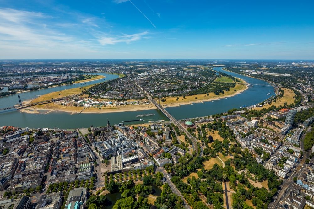 Düsseldorf from the bird's eye view: Curved loop of the riparian zones on the course of the river of the Rhine river in the district Carlstadt in Duesseldorf in the state North Rhine-Westphalia, Germany
