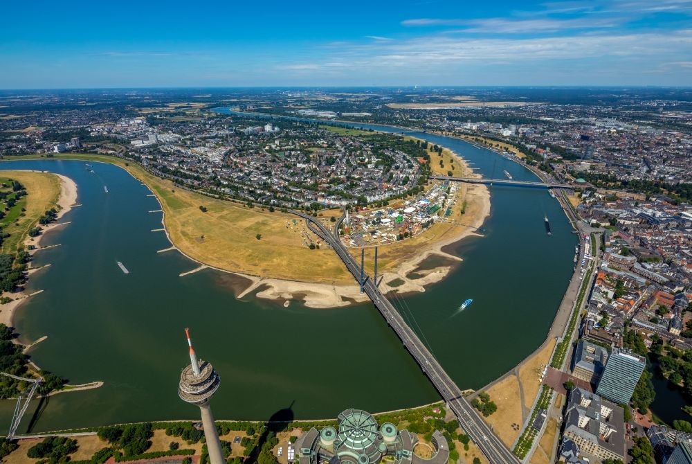 Aerial image Düsseldorf - Curved loop of the riparian zones on the course of the river of the Rhine river in the district Carlstadt in Duesseldorf in the state North Rhine-Westphalia, Germany