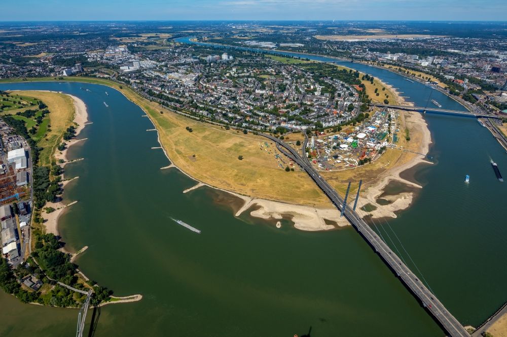 Aerial photograph Düsseldorf - Curved loop of the riparian zones on the course of the river of the Rhine river in the district Carlstadt in Duesseldorf in the state North Rhine-Westphalia, Germany