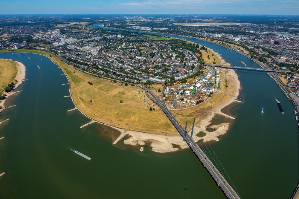 Düsseldorf from above - Curved loop of the riparian zones on the course of the river of the Rhine river in the district Carlstadt in Duesseldorf in the state North Rhine-Westphalia, Germany