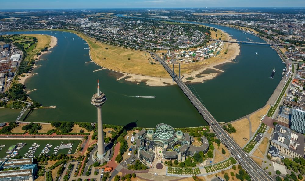 Düsseldorf from the bird's eye view: Curved loop of the riparian zones on the course of the river of the Rhine river in the district Carlstadt in Duesseldorf in the state North Rhine-Westphalia, Germany