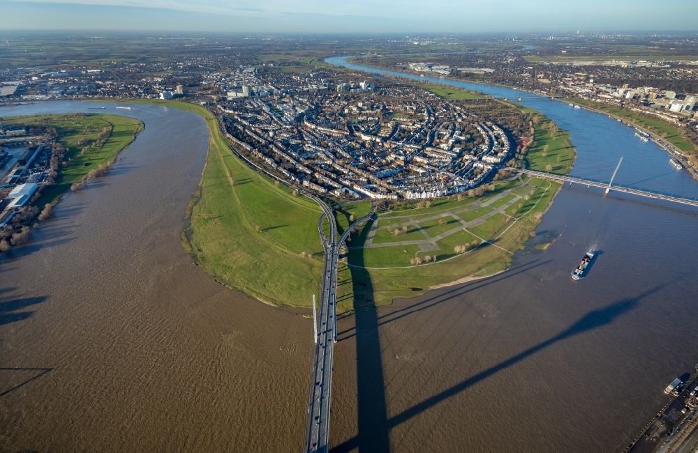 Düsseldorf from the bird's eye view: Curved loop of the riparian zones on the course of the river Rhine in the district Carlstadt in Duesseldorf in the state North Rhine-Westphalia, Germany