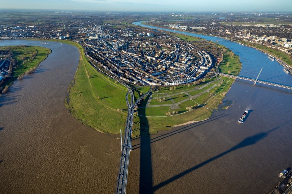 Aerial photograph Düsseldorf - Curved loop of the riparian zones on the course of the river Rhine in the district Carlstadt in Duesseldorf in the state North Rhine-Westphalia, Germany