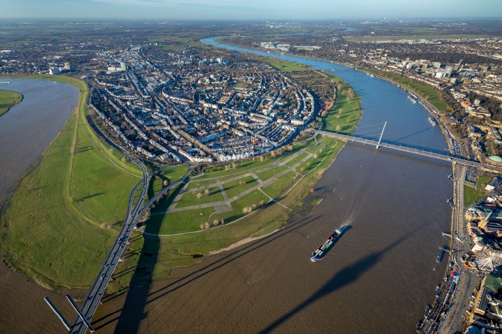 Düsseldorf from above - Curved loop of the riparian zones on the course of the river Rhine in the district Carlstadt in Duesseldorf in the state North Rhine-Westphalia, Germany