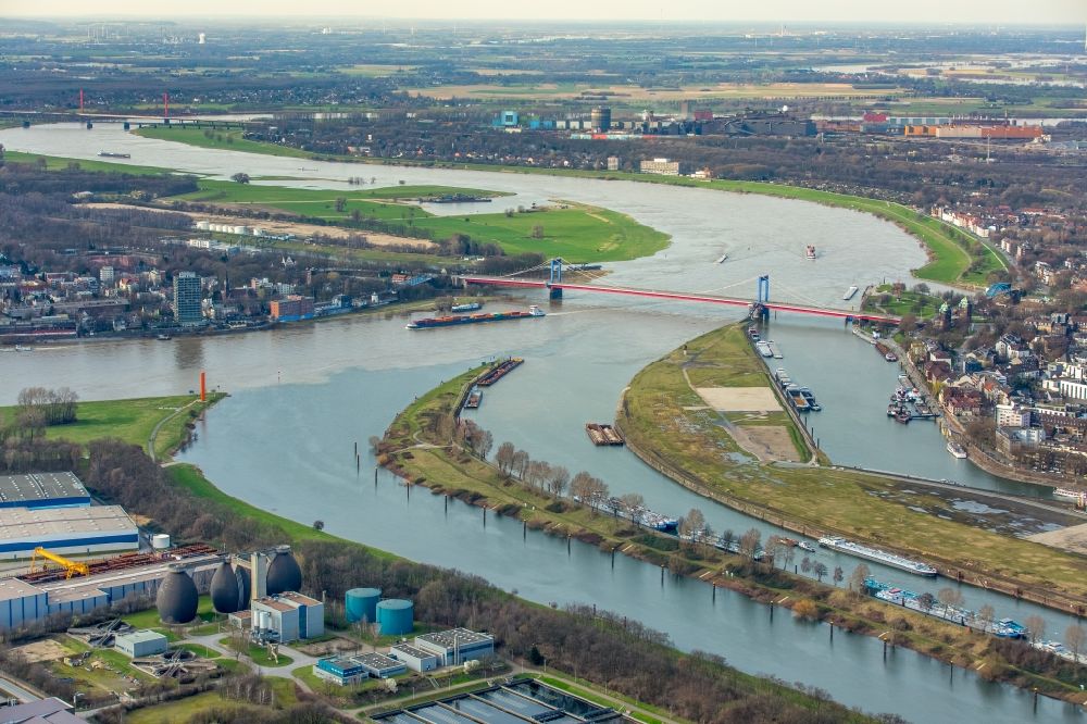 Aerial image Duisburg - Curved loop of the riparian zones on the course of the river Rhine in the district Duisburg Mitte in Duisburg in the state North Rhine-Westphalia