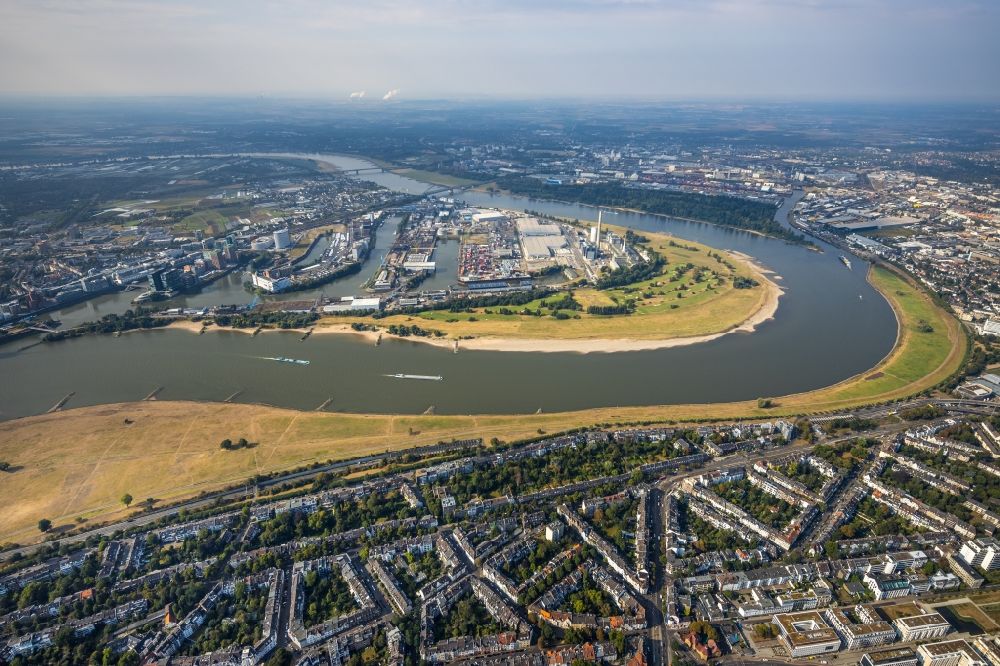 Aerial photograph Düsseldorf - Curved loop of the riparian zones on the course of the river Rhine in the district Niederkassel in Duesseldorf in the state North Rhine-Westphalia, Germany