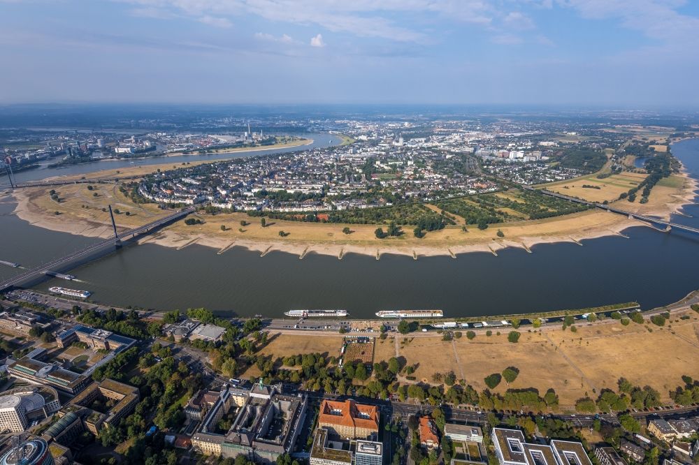 Aerial image Düsseldorf - Curved loop of the riparian zones on the course of the river of the Rhine river in the district Oberkassel in Duesseldorf in the state North Rhine-Westphalia, Germany