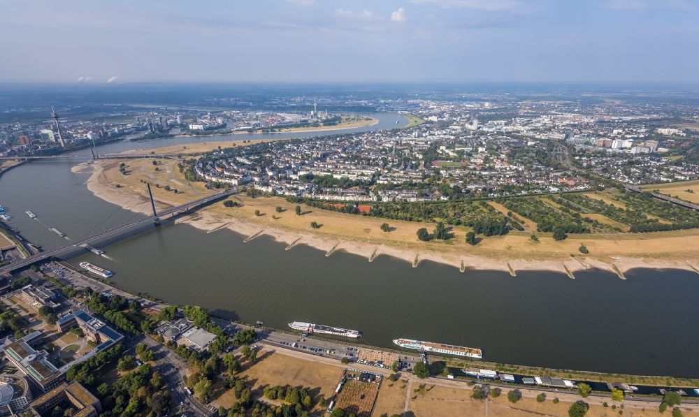 Aerial photograph Düsseldorf - Curved loop of the riparian zones on the course of the river of the Rhine river in the district Oberkassel in Duesseldorf in the state North Rhine-Westphalia, Germany