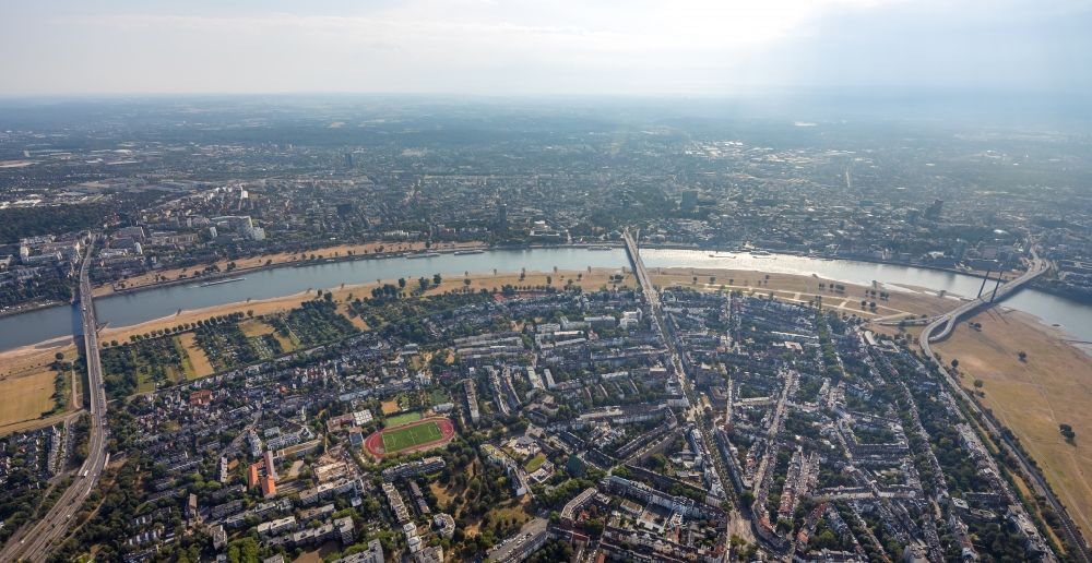 Düsseldorf from above - Curved loop of the riparian zones on the course of the river of the Rhine river in the district Oberkassel in Duesseldorf in the state North Rhine-Westphalia, Germany