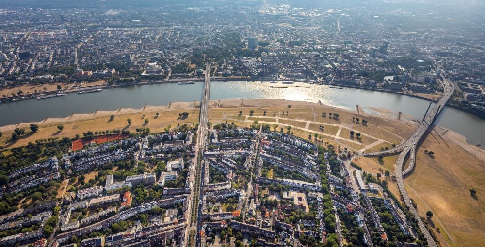 Düsseldorf from the bird's eye view: Curved loop of the riparian zones on the course of the river of the Rhine river in the district Oberkassel in Duesseldorf in the state North Rhine-Westphalia, Germany