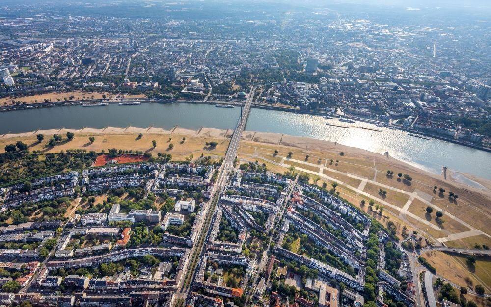 Aerial image Düsseldorf - Curved loop of the riparian zones on the course of the river of the Rhine river in the district Oberkassel in Duesseldorf in the state North Rhine-Westphalia, Germany