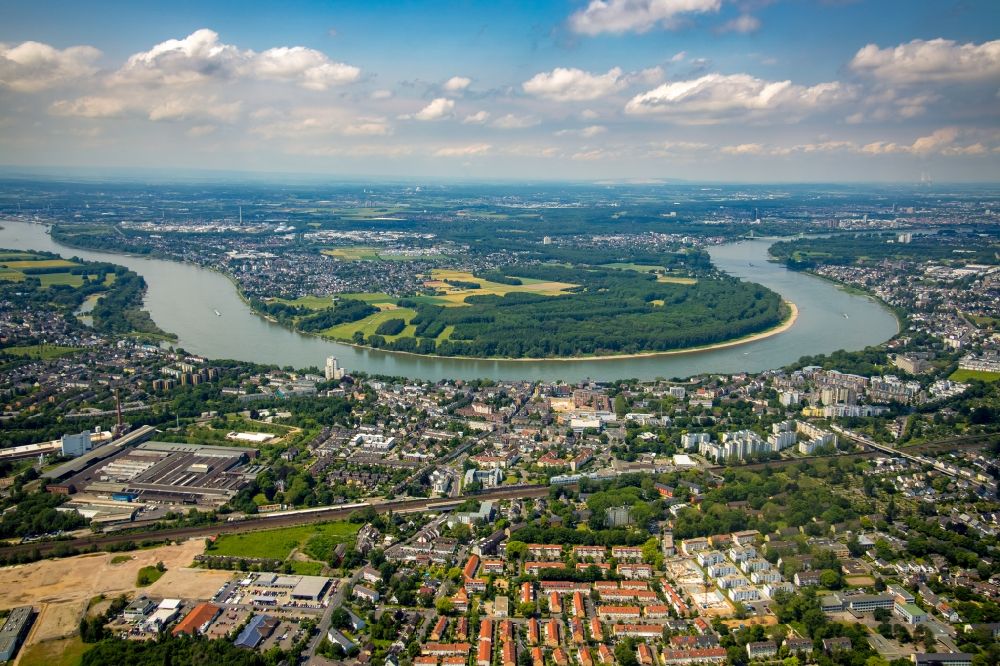 Köln from the bird's eye view: Curved loop of the riparian zones on the course of the river Rhine in the district Porz in Cologne in the state North Rhine-Westphalia, Germany