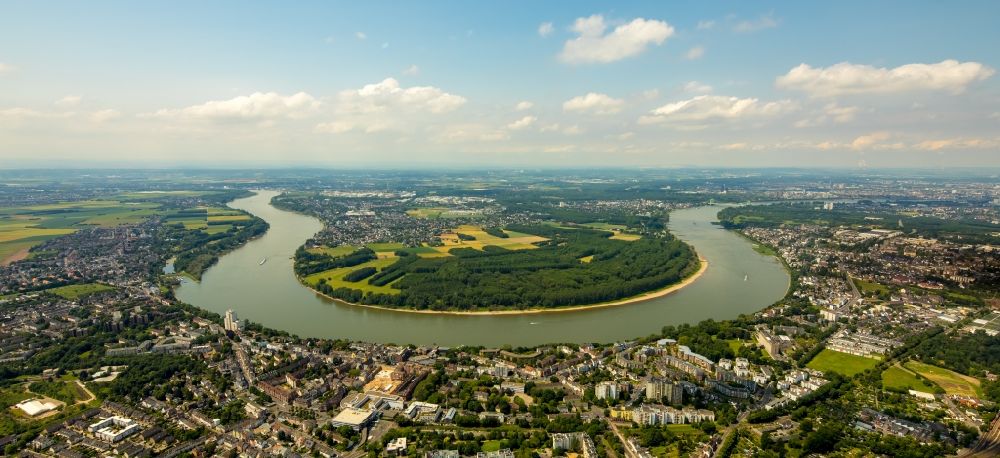 Köln from the bird's eye view: Curved loop of the riparian zones on the course of the river Rhine in the district Porz in Cologne in the state North Rhine-Westphalia, Germany