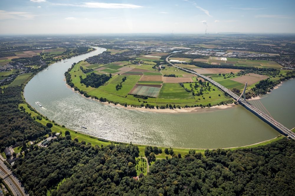 Aerial photograph Neuss - Curved loop of the riparian zones on the course of the river Rhine at the Uedesheimer Rheinbogen in Neuss in the state North Rhine-Westphalia, Germany