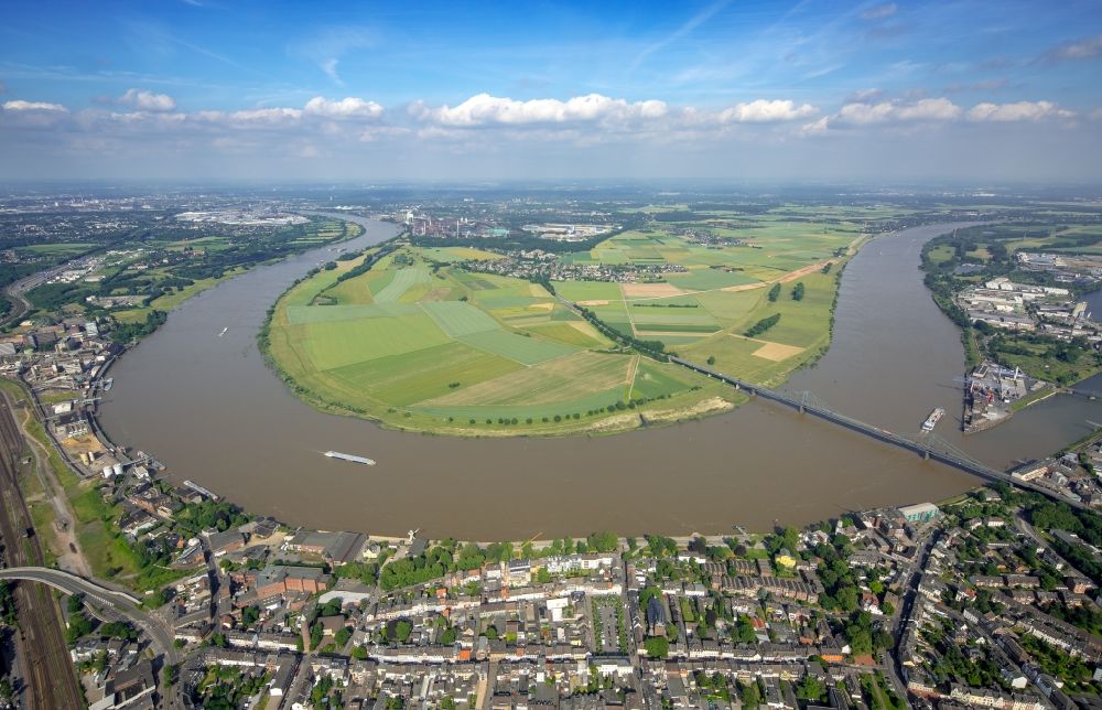 Aerial photograph Uerdingen - Curved loop of the riparian zones on the course of the river Rhine in Uerdingen in the state North Rhine-Westphalia