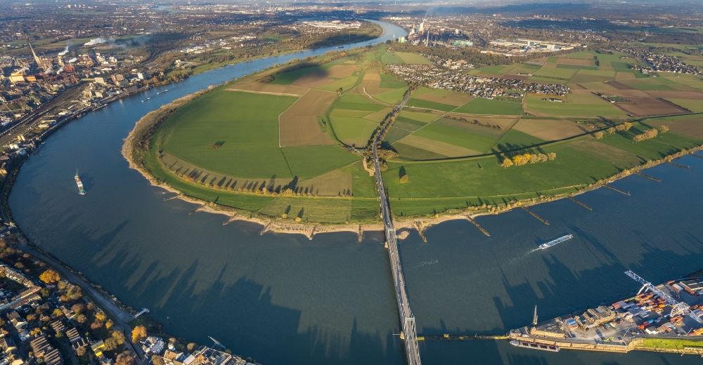 Aerial image Uerdingen - Curved loop of the riparian zones on the course of the river Rhine in Uerdingen in the state North Rhine-Westphalia, Germany
