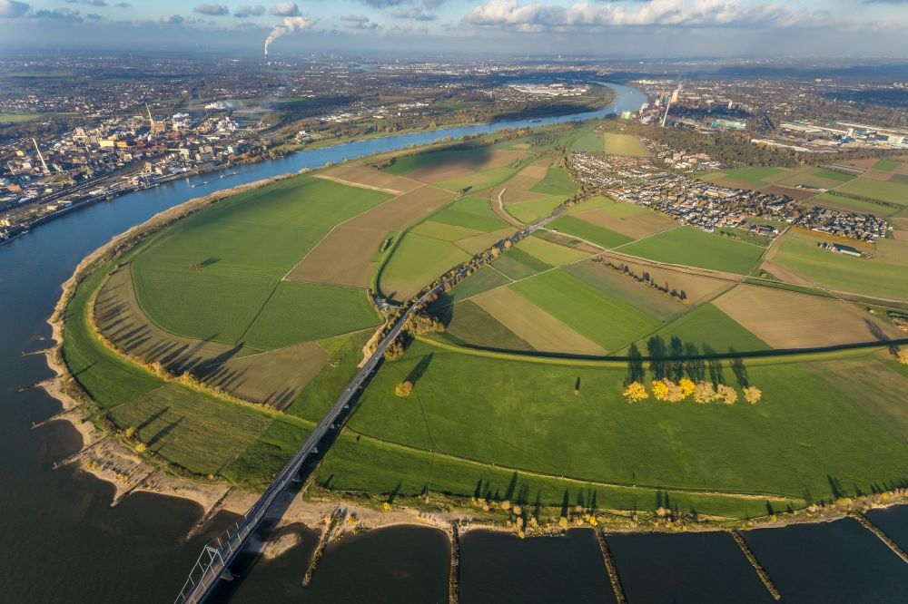 Uerdingen from the bird's eye view: Curved loop of the riparian zones on the course of the river Rhine in Uerdingen in the state North Rhine-Westphalia, Germany