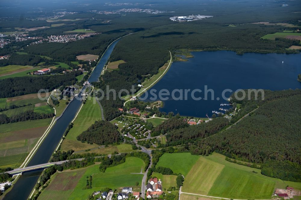 Roth from the bird's eye view: Riparian areas on the lake area of Rothsee in Roth in the state Bavaria, Germany