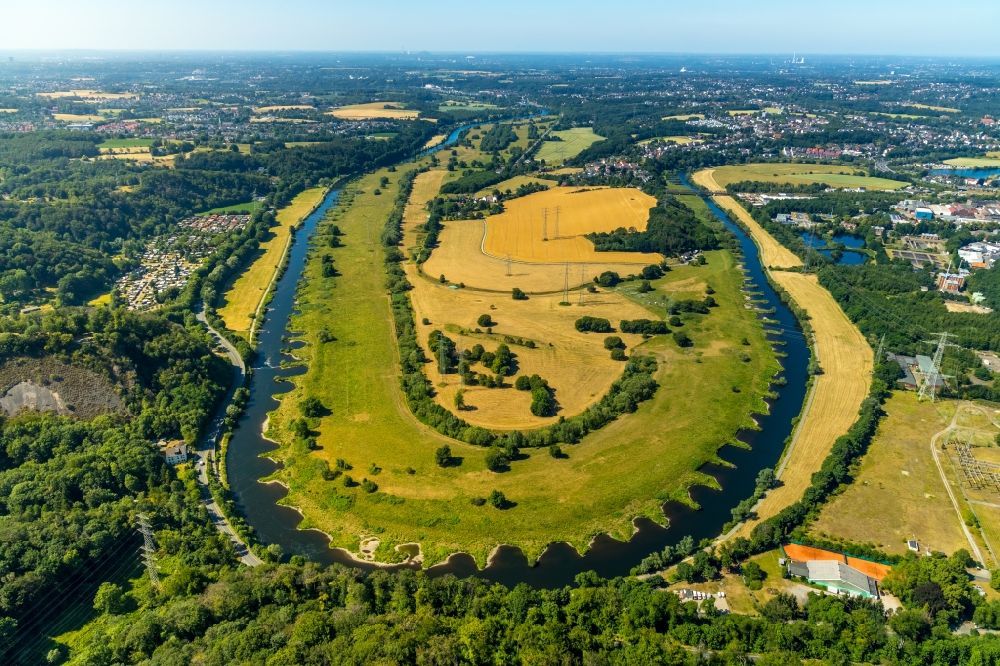 Aerial photograph Hattingen - Curved loop of the riparian zones on the course of the river Ruhr in Hattingen in the state North Rhine-Westphalia, Germany