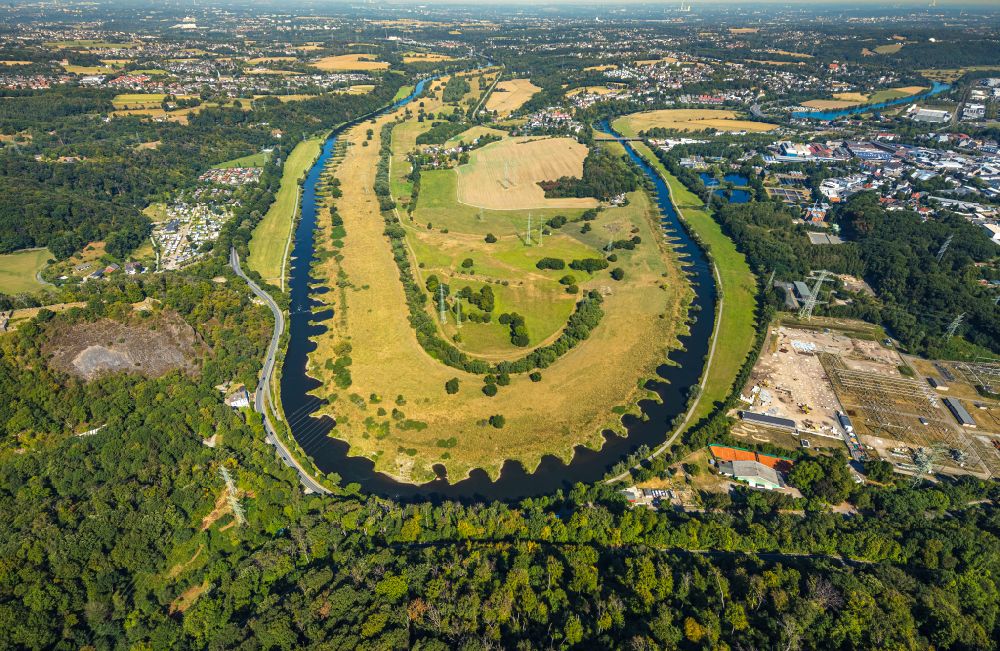 Hattingen from the bird's eye view: Curved loop of the riparian zones on the course of the river Ruhr - in Hattingen at Ruhrgebiet in the state North Rhine-Westphalia, Germany