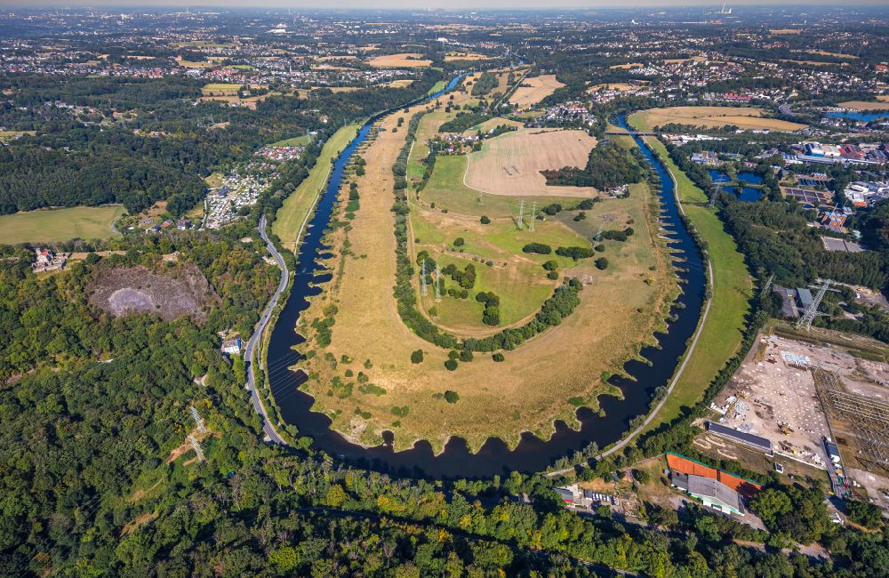 Aerial image Hattingen - Curved loop of the riparian zones on the course of the river Ruhr - in Hattingen at Ruhrgebiet in the state North Rhine-Westphalia, Germany