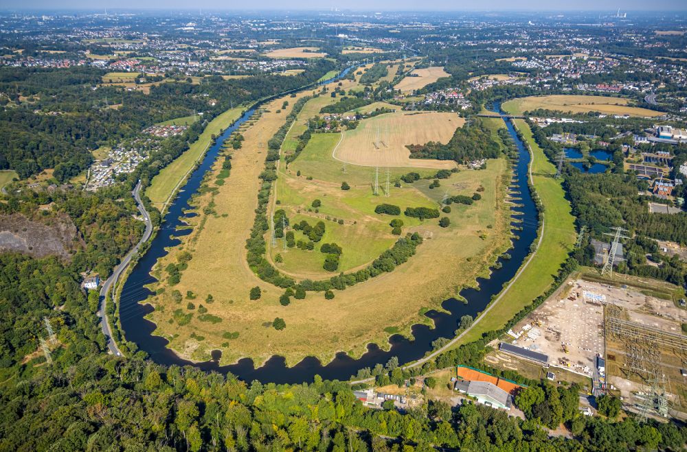 Aerial photograph Hattingen - Curved loop of the riparian zones on the course of the river Ruhr - in Hattingen at Ruhrgebiet in the state North Rhine-Westphalia, Germany