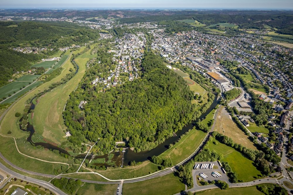 Aerial photograph Arnsberg - Curved loop of the riparian zones on the course of the river Ruhr- in the district Wennigloh in Arnsberg in the state North Rhine-Westphalia, Germany