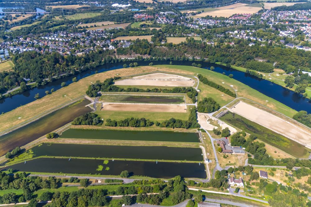 Witten from the bird's eye view: Curved loop of the riparian zones on the course of the river der Ruhr in Witten in the state North Rhine-Westphalia
