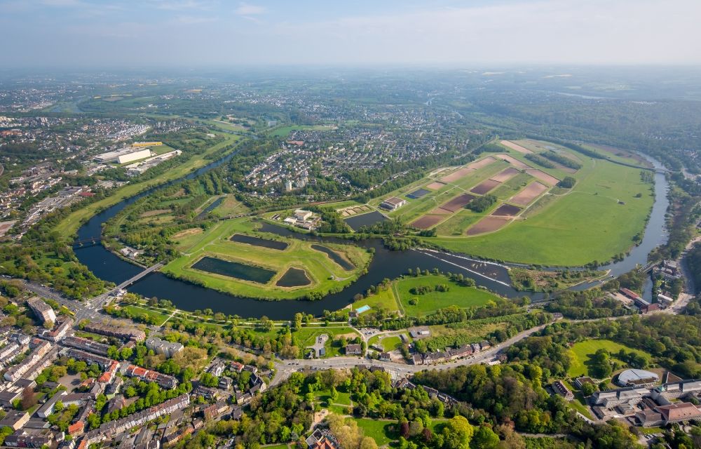Aerial image Essen - Curved loop of the riparian zones on the course of the river Ruhrbogen of Ruhrhalbinsel Ueberruhr in Essen in the state North Rhine-Westphalia