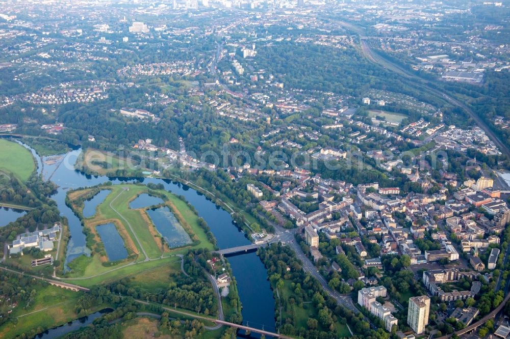 Aerial photograph Essen - Curved loop of the riparian zones on the course of the river Ruhrbogen of Ruhrhalbinsel Ueberruhr in Essen in the state North Rhine-Westphalia