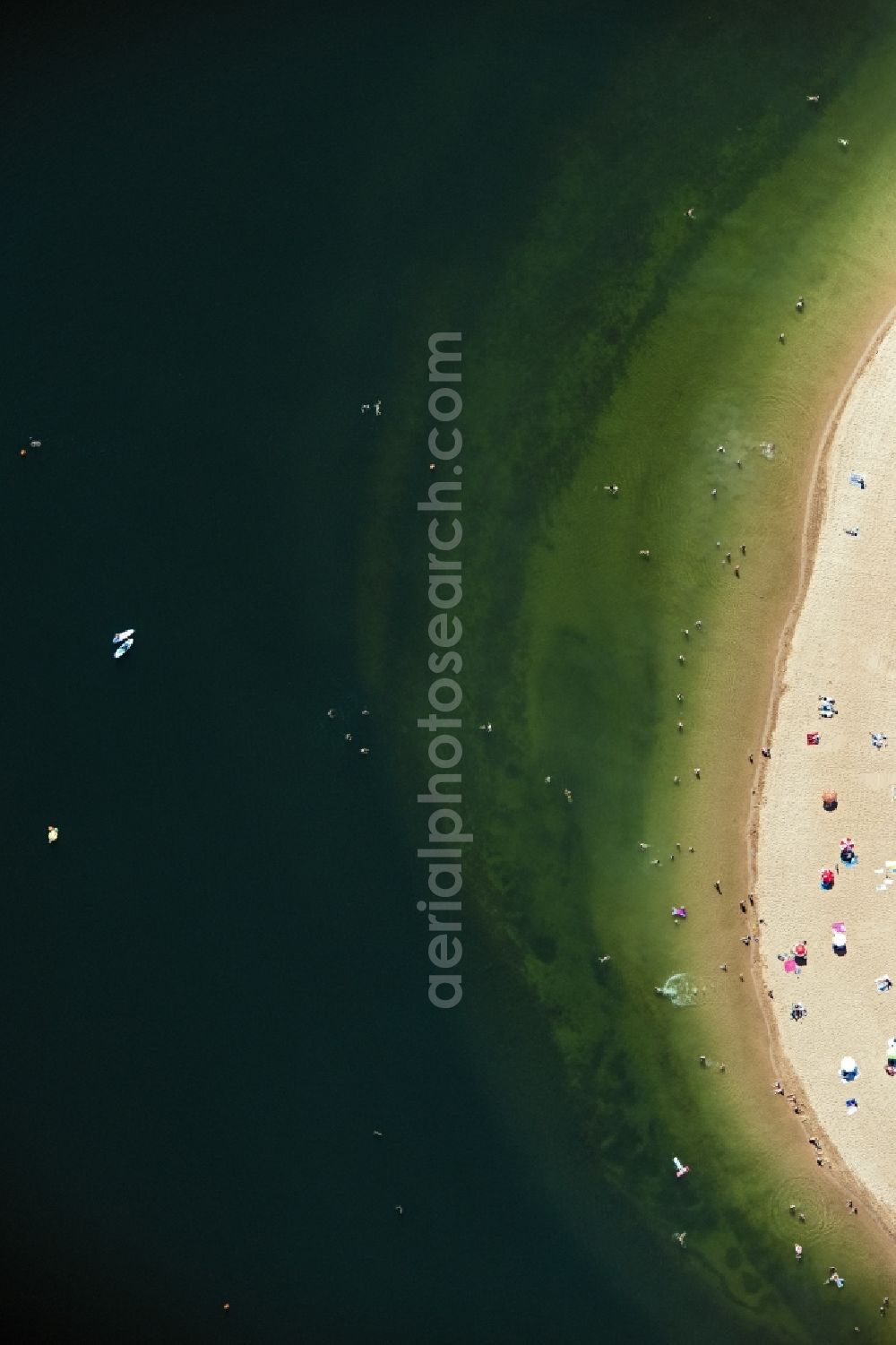Pleinfeld from the bird's eye view: Sandy beach areas on the Badestrand Allmannsdorf on Brombachsee in Pleinfeld in the state Bavaria, Germany