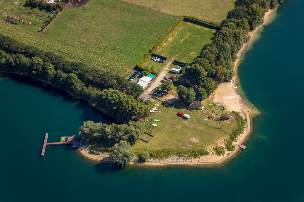 Aerial photograph Hünxe - Sandy beach areas on the beim Tenderingssee in Huenxe in the state North Rhine-Westphalia, Germany
