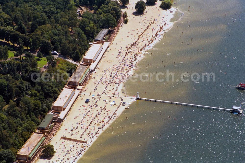 Berlin from the bird's eye view: Sandy beach areas on the lake Grosser Wannsee in the district Nikolassee in Berlin, Germany