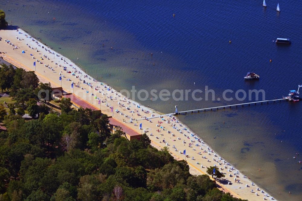 Berlin from the bird's eye view: Sandy beach areas on the lake Grosser Wannsee in the district Nikolassee in Berlin, Germany