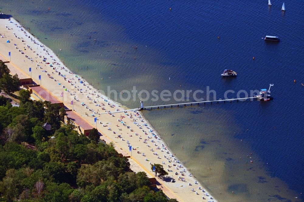 Aerial image Berlin - Sandy beach areas on the lake Grosser Wannsee in the district Nikolassee in Berlin, Germany